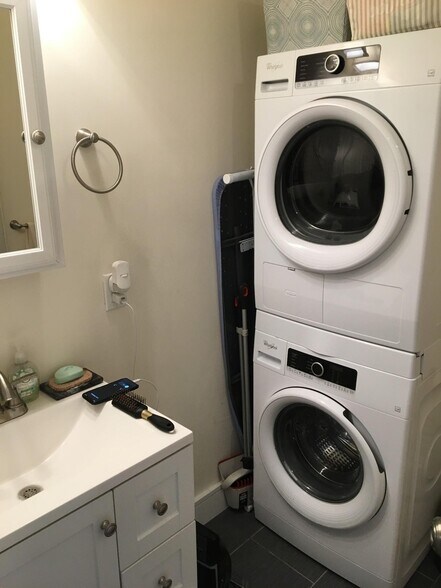 Building Photo - 910 Beacon St