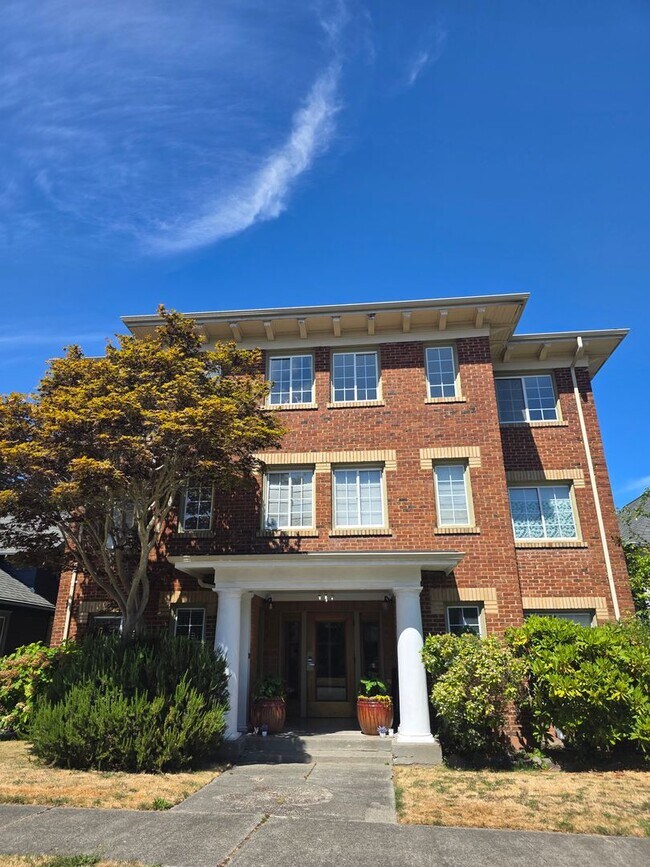 Building Photo - Large 1 bedroom Historic condo - Top Floor unit with a charming interior-  Available now!