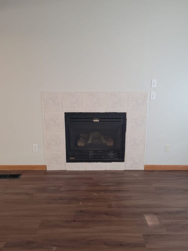 Building Photo - Beautiful 3 bedroom 2.5 bath home with lar...