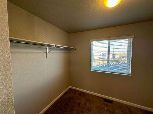 Building Photo - "Experience Spacious Living: 5-Bed, 3-Bath Home in Elizabeth!"