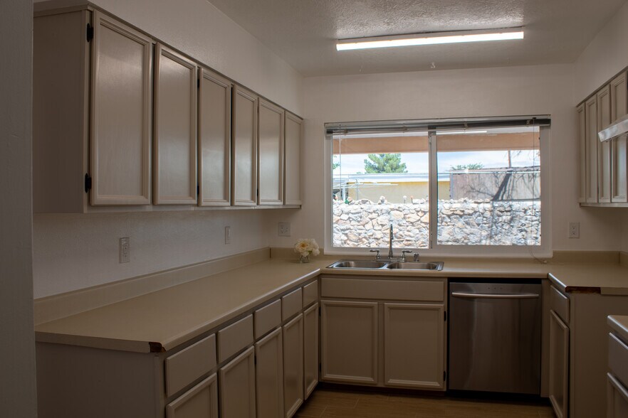 Building Photo - 10709 Lobo Ln