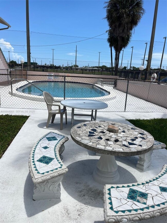 Building Photo - 270 NE 40th St