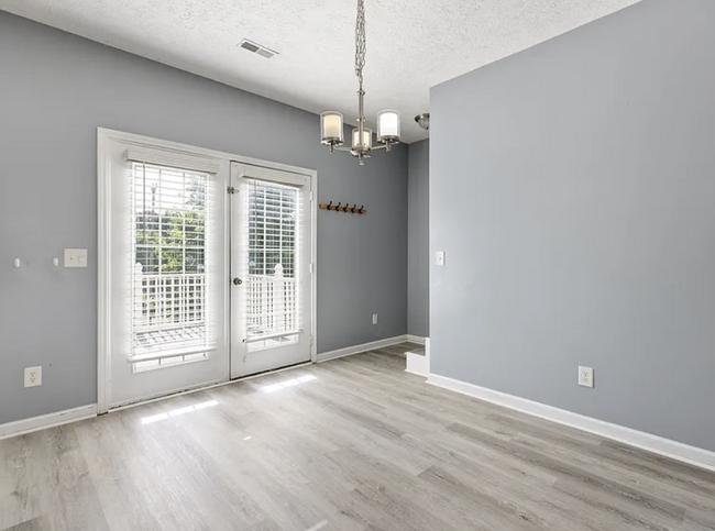 Building Photo - Renovated End-Unit Townhome with Spacious Primary Suite