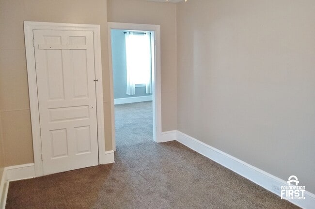 Building Photo - 5 Bed / 2 Bath Single Family Duplex