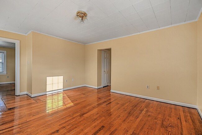 Building Photo - 3 Bdrms +Office / 2 baths Upstairs Apt - K...