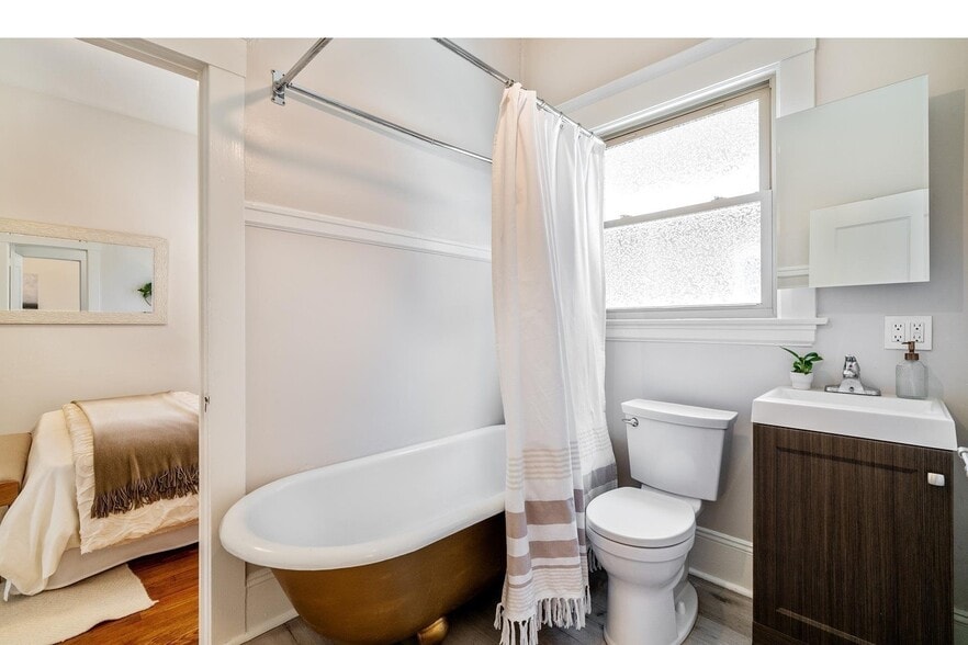 Building Photo - 684 Apgar St