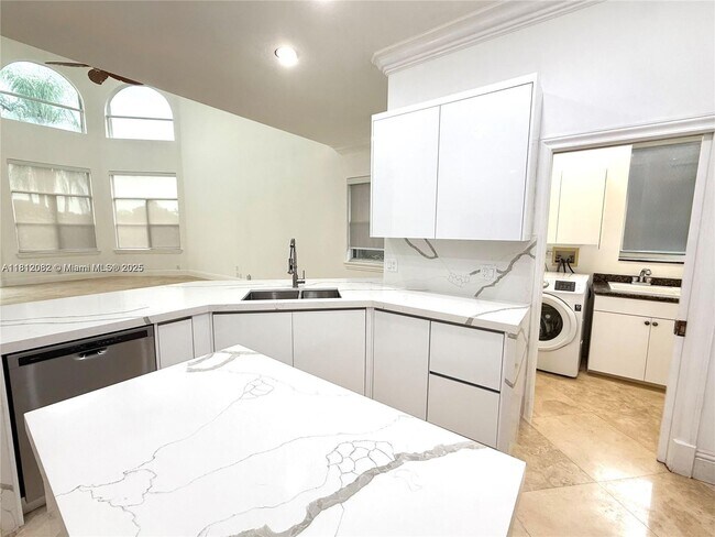 Building Photo - 2547 Montclaire Ct