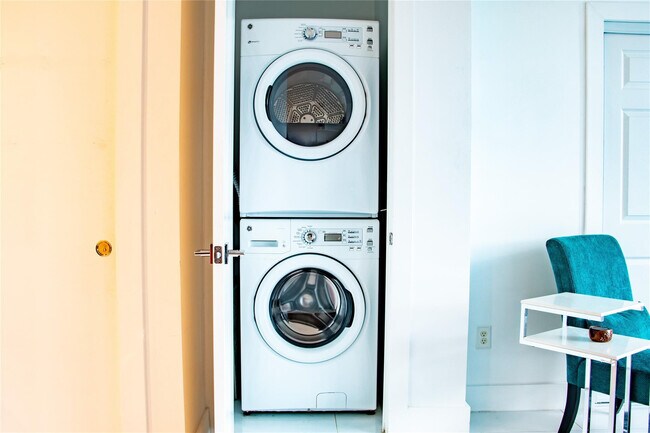 Building Photo - 1025 NE 18th Ave