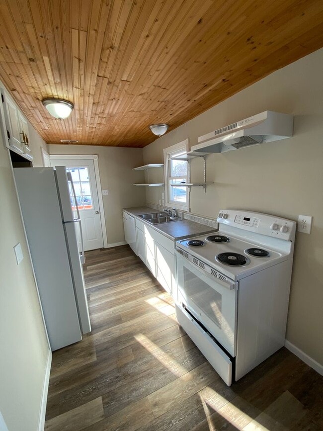 Building Photo - Updated 2 Bedroom 1 Bath