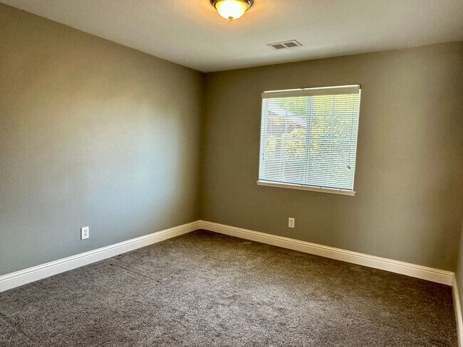 Building Photo - Bright & Spacious 3 Bed / 2 Bath - Gorgeou...