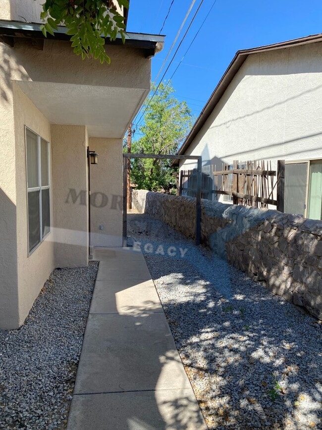 Building Photo - 2 bed townhouse w/garage and enclosed yard!