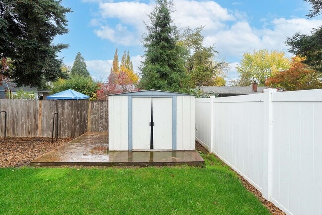 Building Photo - Living & Family Room! Freshly updated!