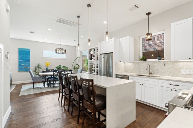 Building Photo - 807 Nicholson St