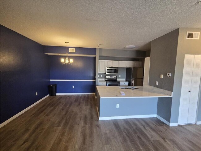 Building Photo - 5572 Metrowest Blvd