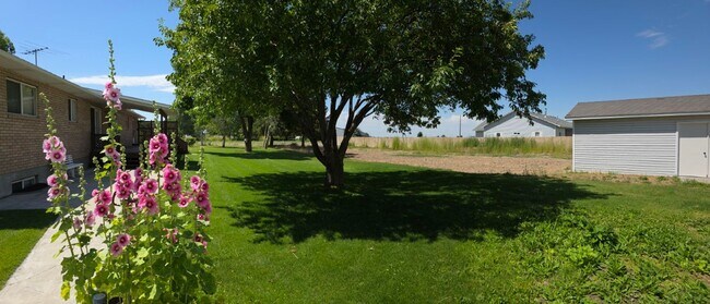 Building Photo - 3 bed, 3 bath Home in Sunnydell area Rexburg