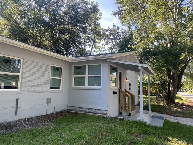 Building Photo - 2504 Danson St