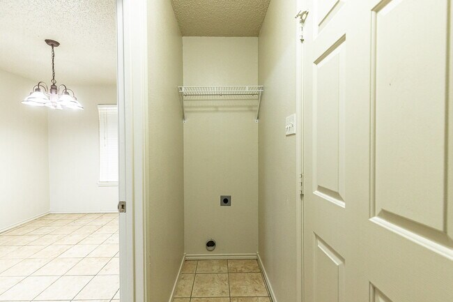 Building Photo - 3 Bedroom Duplex
