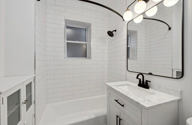 Building Photo - 2207 W School St