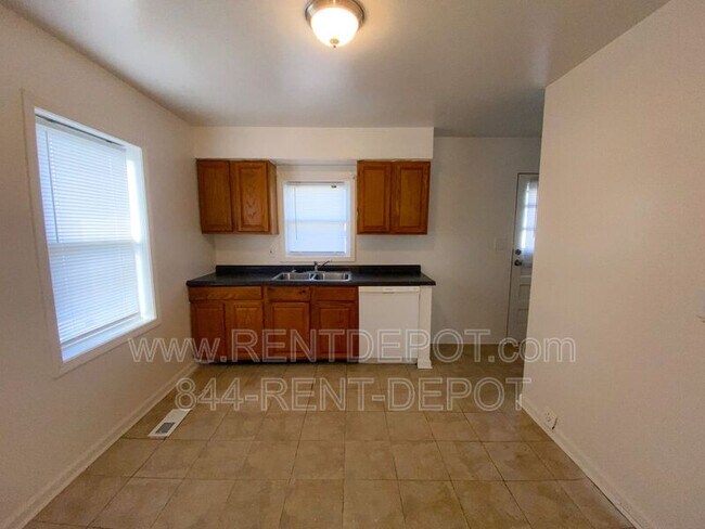 Building Photo - 1540 SE Riverside Dr
