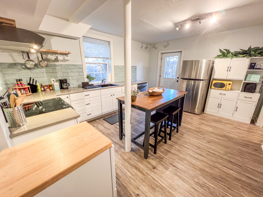 Furnished kitchenette with kitchen basics - 2031 Eversong Ln