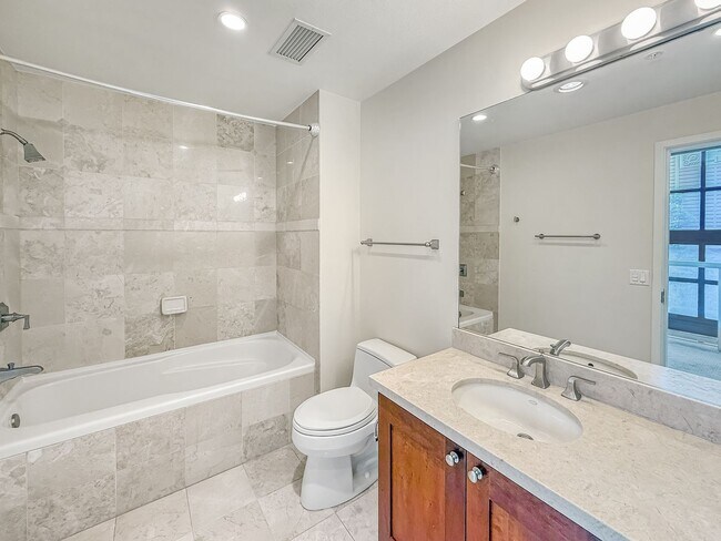 Building Photo - Stunning 2B+Den/2BA Condo in Downtown San ...