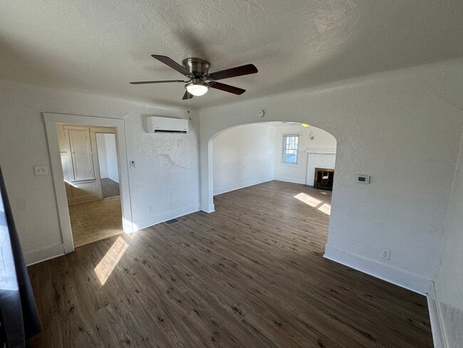 Building Photo - Centrally located 2 bedroom house