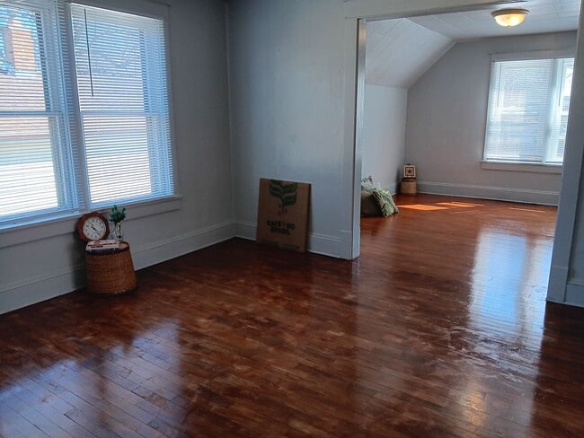 Building Photo - 344 1st St