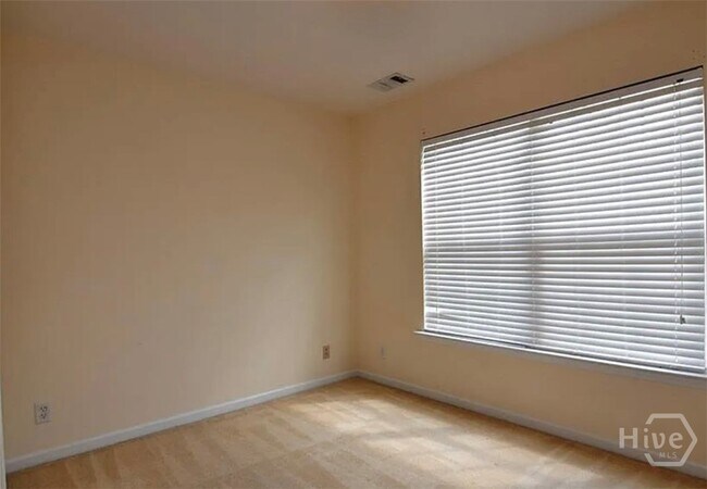 Building Photo - 75 Oak Ridge Cir