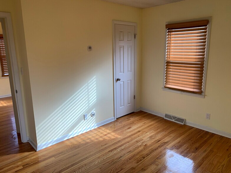 Building Photo - 624 NE 39th Terrace