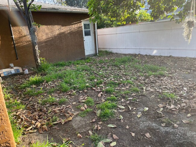 Building Photo - Charming 3BR Duplex in Long Beach. Quiet n...