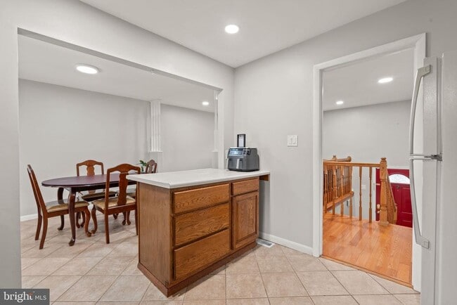 Building Photo - 5590 Neddleton Ave