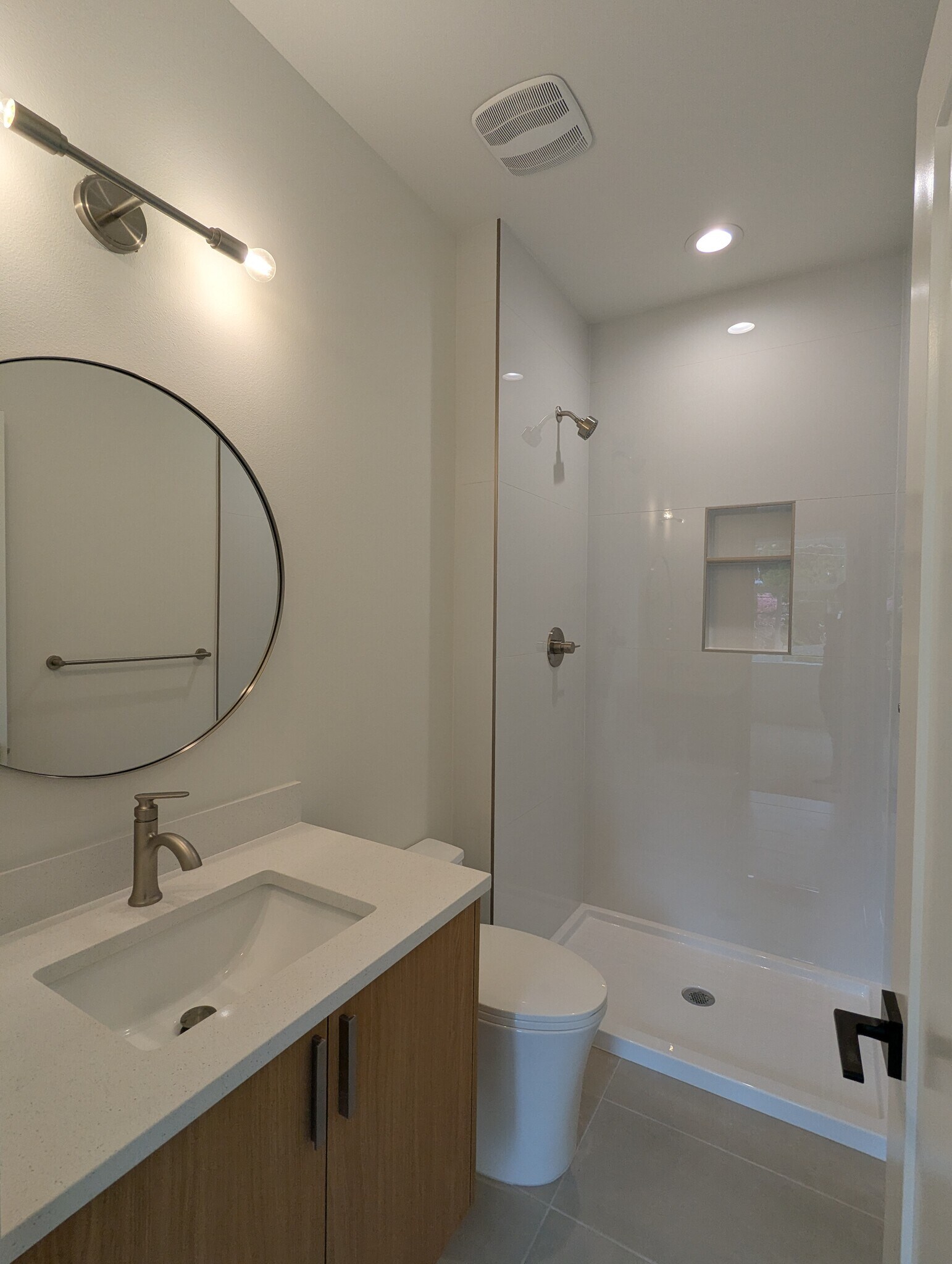 Building Photo - 5041 SE King Rd