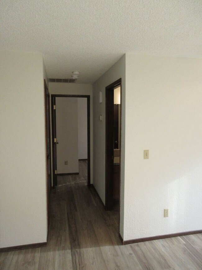 Building Photo - Spacious Two Bedroom Duplex