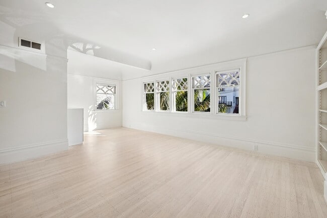 Building Photo - 2470 Broadway