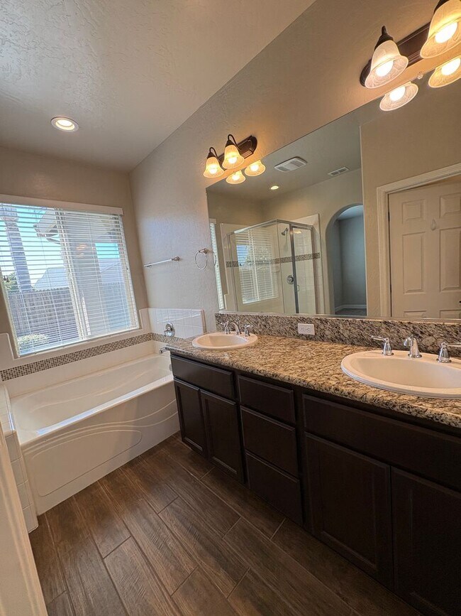 Building Photo - Lovely SE Tulare available now!