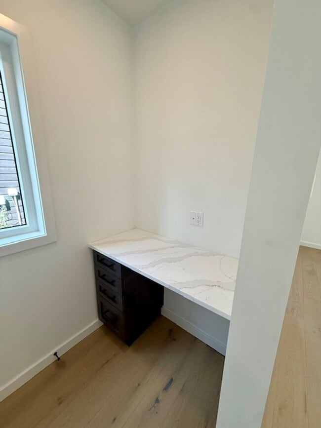 Building Photo - Single Family HOME with 3 Bedrooms 2 1/2 Bathrooms - Where Mountains meet you at upscale living!