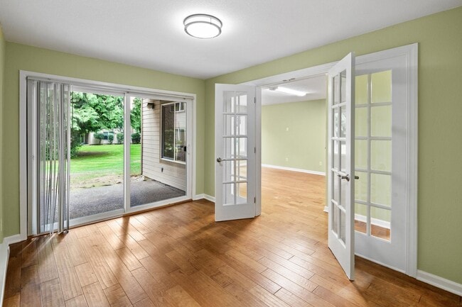 Building Photo - Ground floor 1 bed + bonus room in prime B...