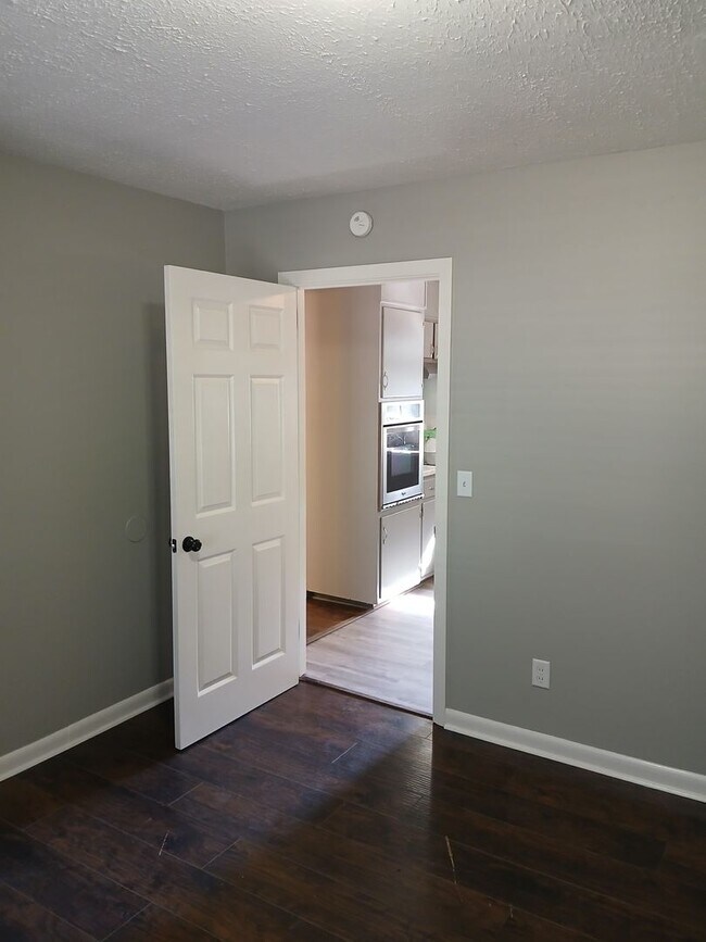 Building Photo - AVAILABLE NOW! MOVE IN READY! CONTACT US T...
