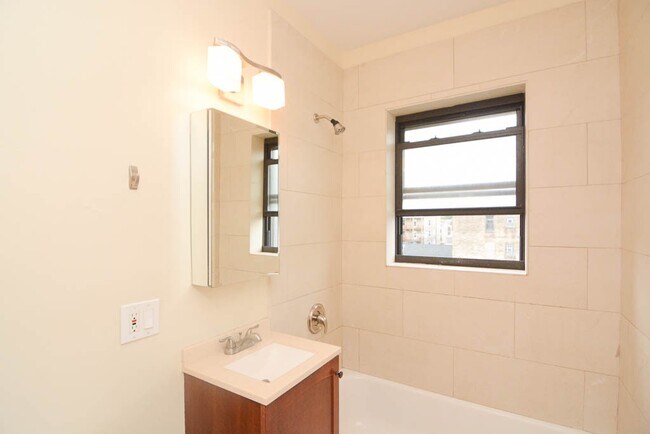 Building Photo - 4742 N Hermitage Ave