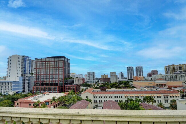 Building Photo - 403 S Sapodilla Ave