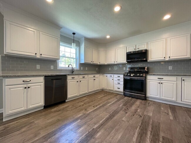 Building Photo - Immaculate and Move In Ready on Newport!