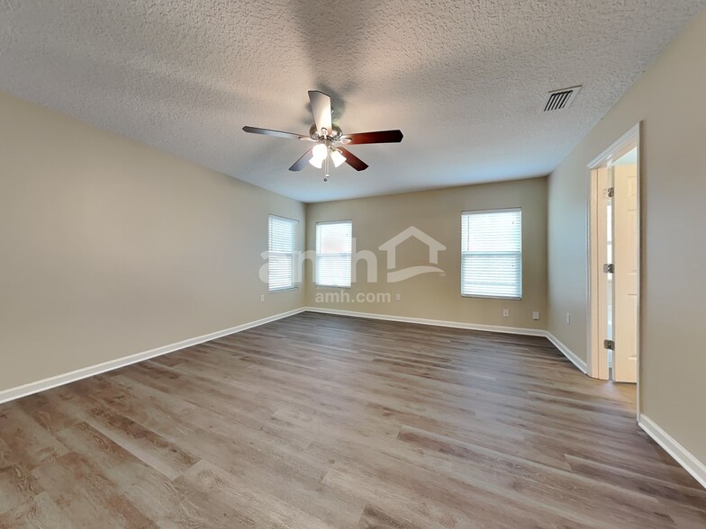 Building Photo - 563 Worcester Ct