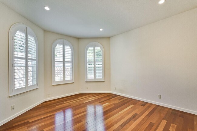 Building Photo - Beautiful and spacious 3 bedroom 2.5 bath ...