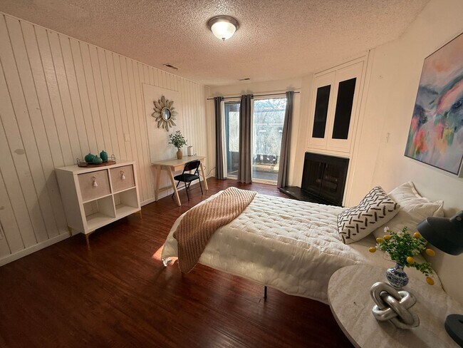 Building Photo - Large Private Girl  Room Downtown ASAP - Balcony, Storage and more