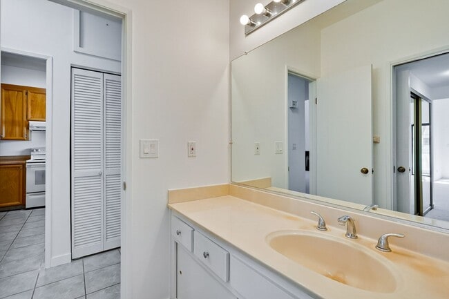 Building Photo - Cozy 1 Bed, 1 Bath Condo