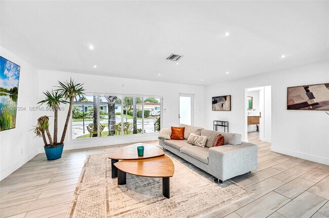 Building Photo - 1080 NE 104th St