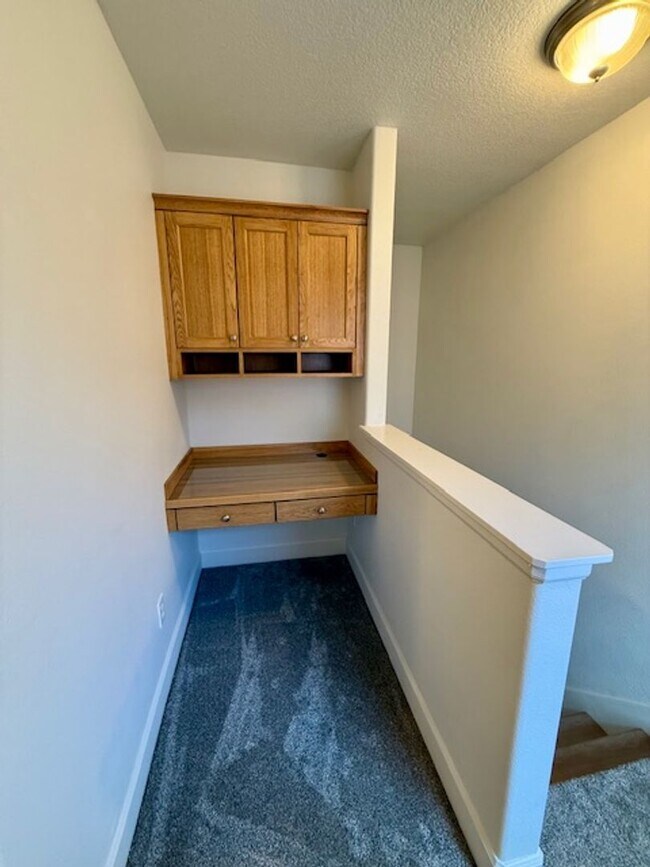 Building Photo - Beautifully renovated in NW Bend!  A/C!
