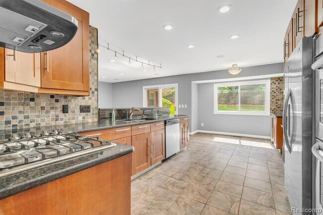 Building Photo - 36939 Heatherton Dr