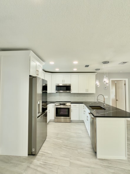 Building Photo - 409 Evergreen Dr