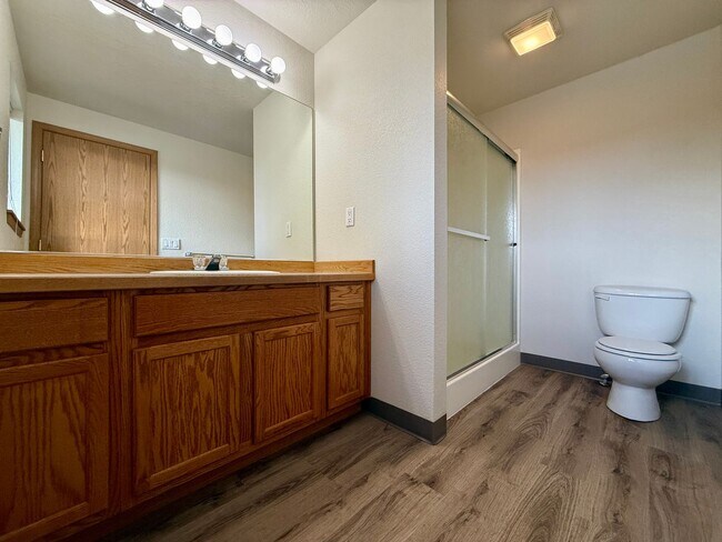 Building Photo - SPACIOUS NEWLY UPDATED TOWNHOME IN REDMOND!!